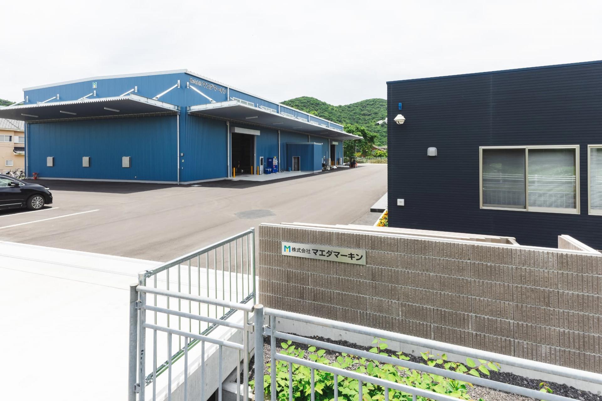 金属製品を製造している男性の画像