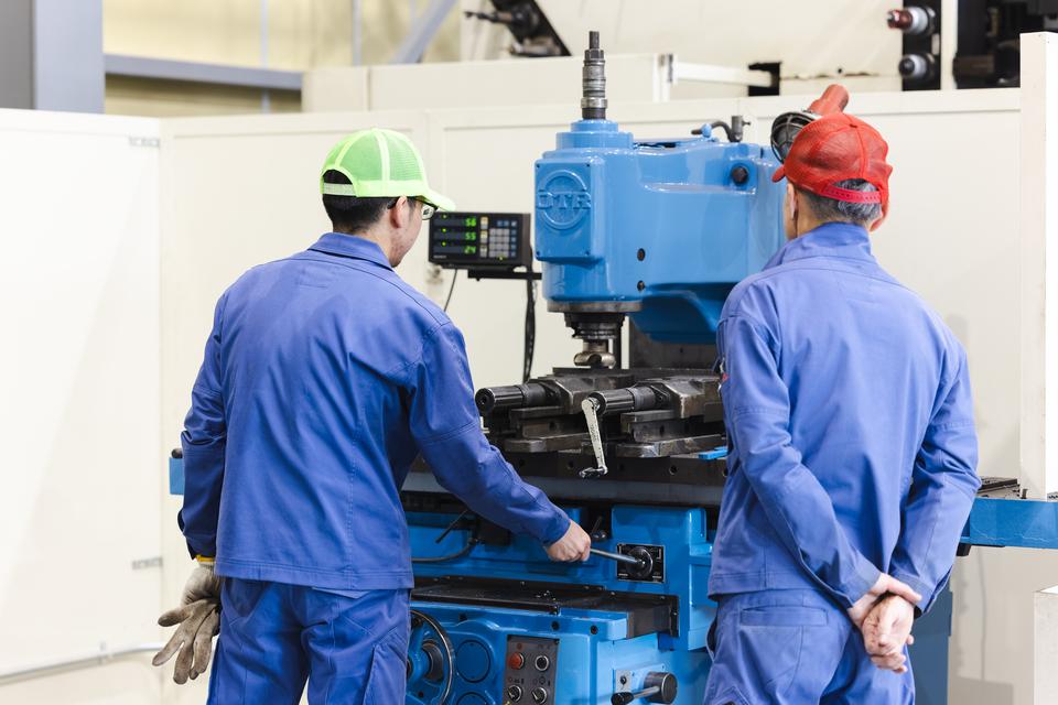 図面を確認している男性の画像